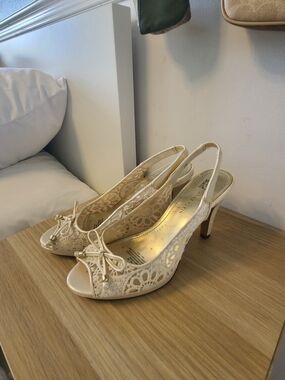 size 7 | Anne Klein vintage edythe kitten heel